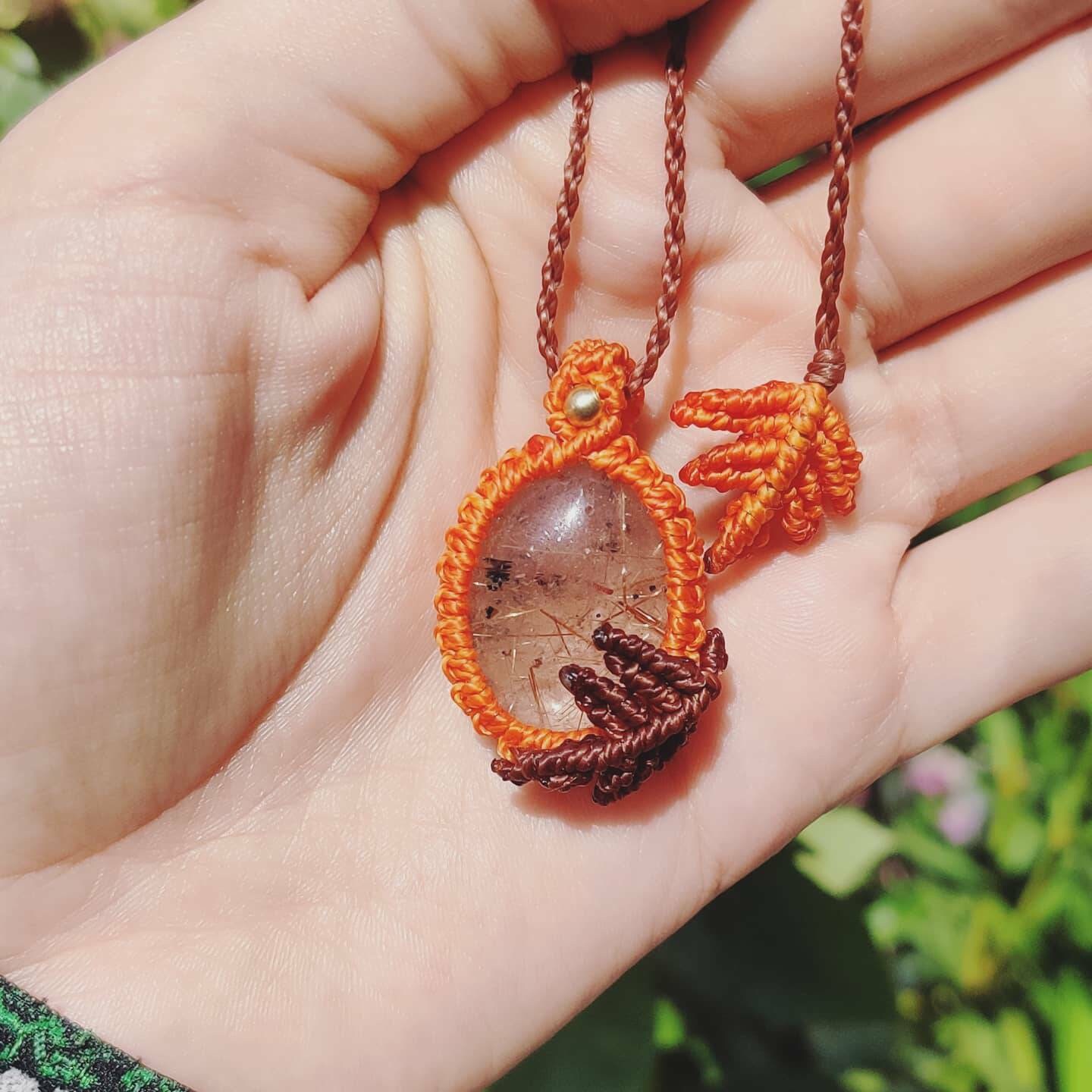 Goldrutil Quartz Makramee Farn Kette/Gold Rutilated Quartz Macrame Fern Pendant Necklace Goldrutil Quartz Makramee Farn Kette/Gold Rutilated Quartz Macrame Fern Pendant Necklace von treeoflifemacramee