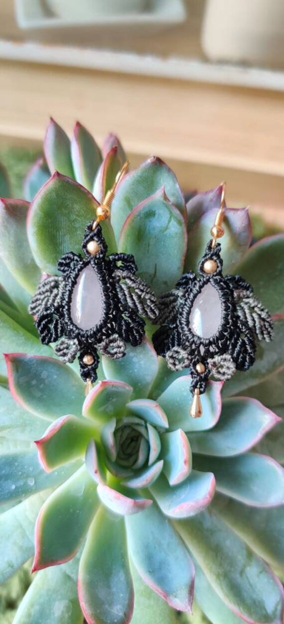 Rosenquarz Blätter Makramee Ohrringe Messing/Rosequartz Leave Macrame Earrings Brass Rosenquarz Blätter Makramee Ohrringe Messing/Rosequartz Leave Macrame Earrings Brass von treeoflifemacramee