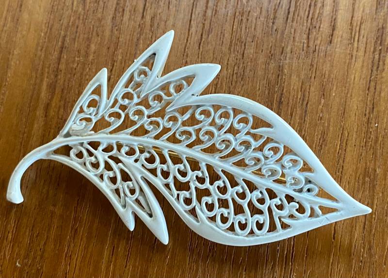 Vintage Emaille Blatt Pin von trees3
