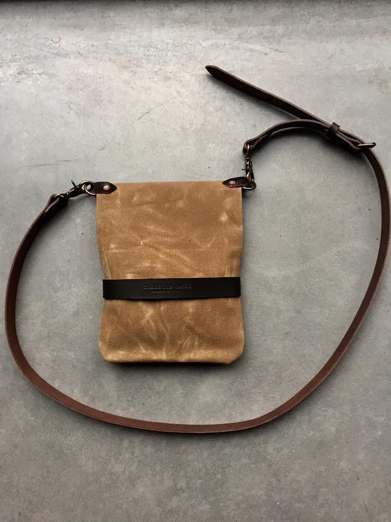 Gewachschte Canvas Tagestasche/Kleine Messenger Bag Collection Unisex von treesizeverse