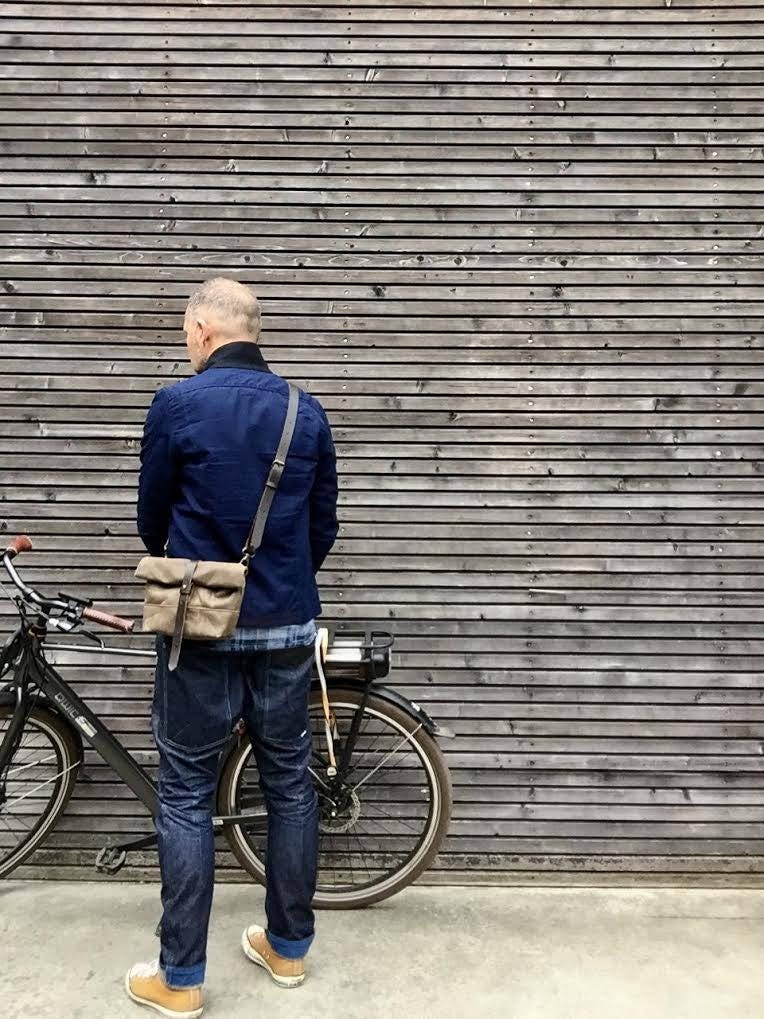 Lenkertasche Aus Gewachstem Canvas Kleine Messenger Musette von treesizeverse