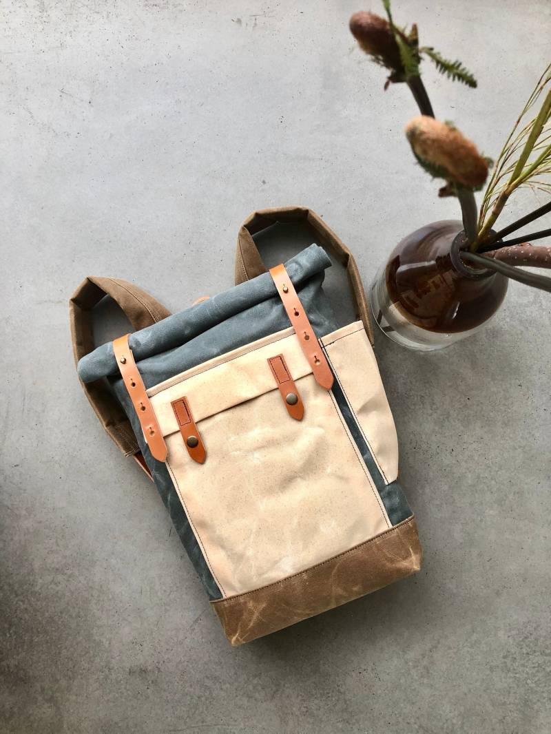 Grauer Gewachster Canvas-Rolltop-Rucksack Lederriemen, Flaschentasche von treesizeverse