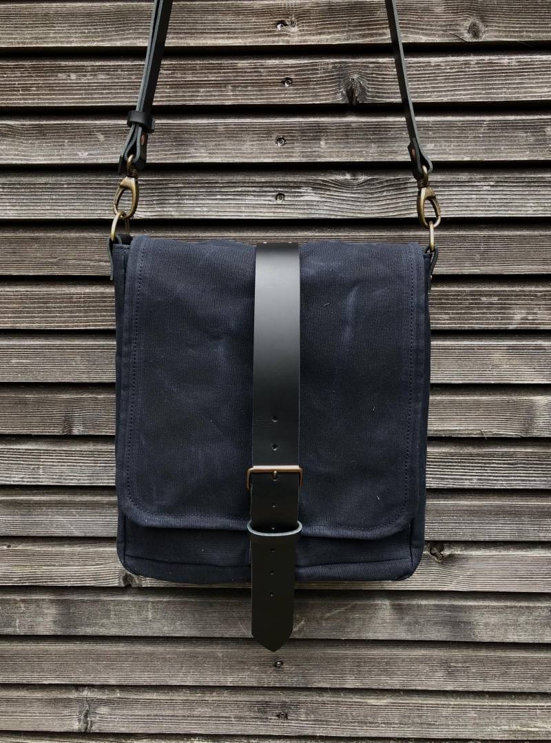 Herren Umhängetasche Aus Gewachstem Canvas Mit Verstellbarem Schulterriemen Leder Und Verschlusslasche von treesizeverse