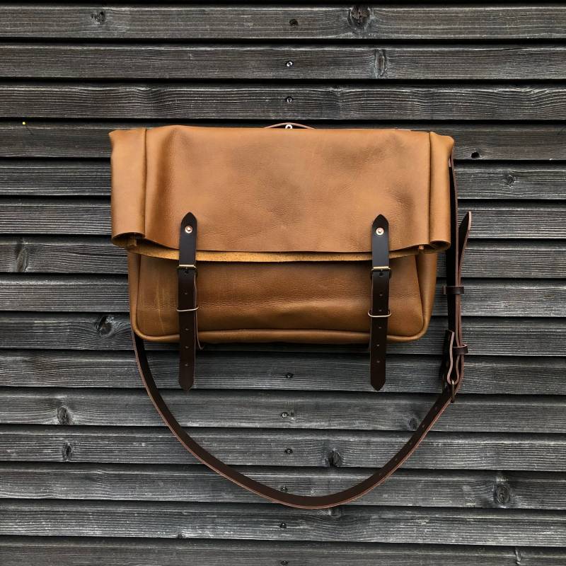 Fettleder Umhängetasche Mit Umschlag Tobacco Musette Satchel von treesizeverse