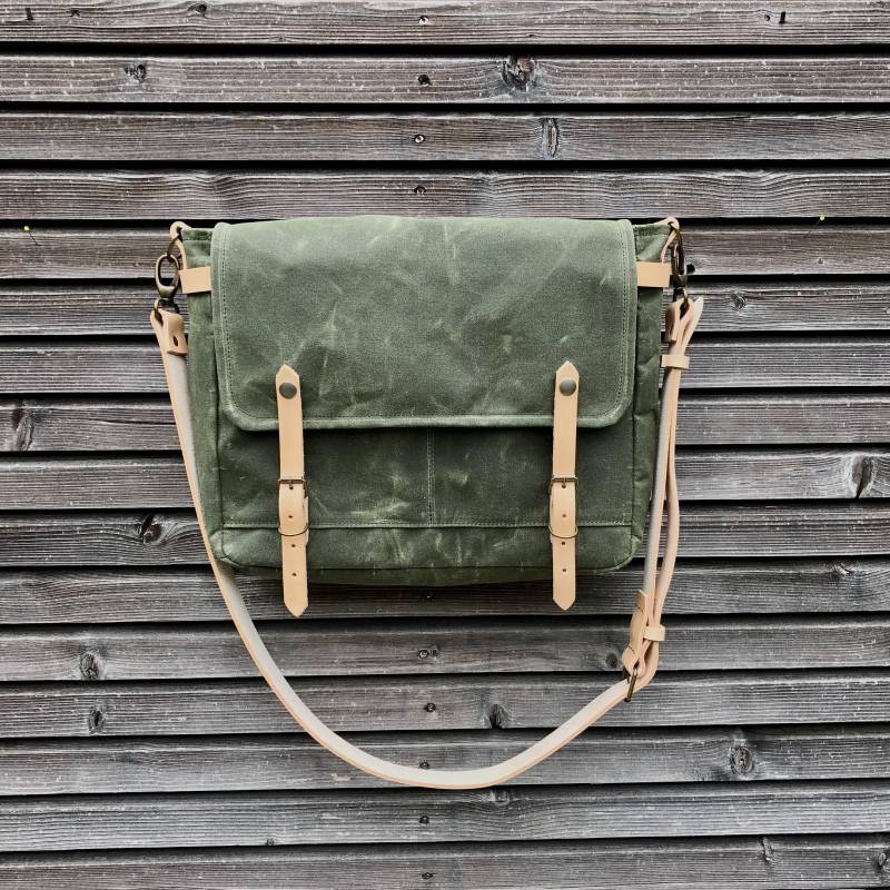 Messenger-Tasche Aus Gewachstem Canvas in Olivgrün/Musette Mit Verstellbarem Schulterriemen Unisex von treesizeverse