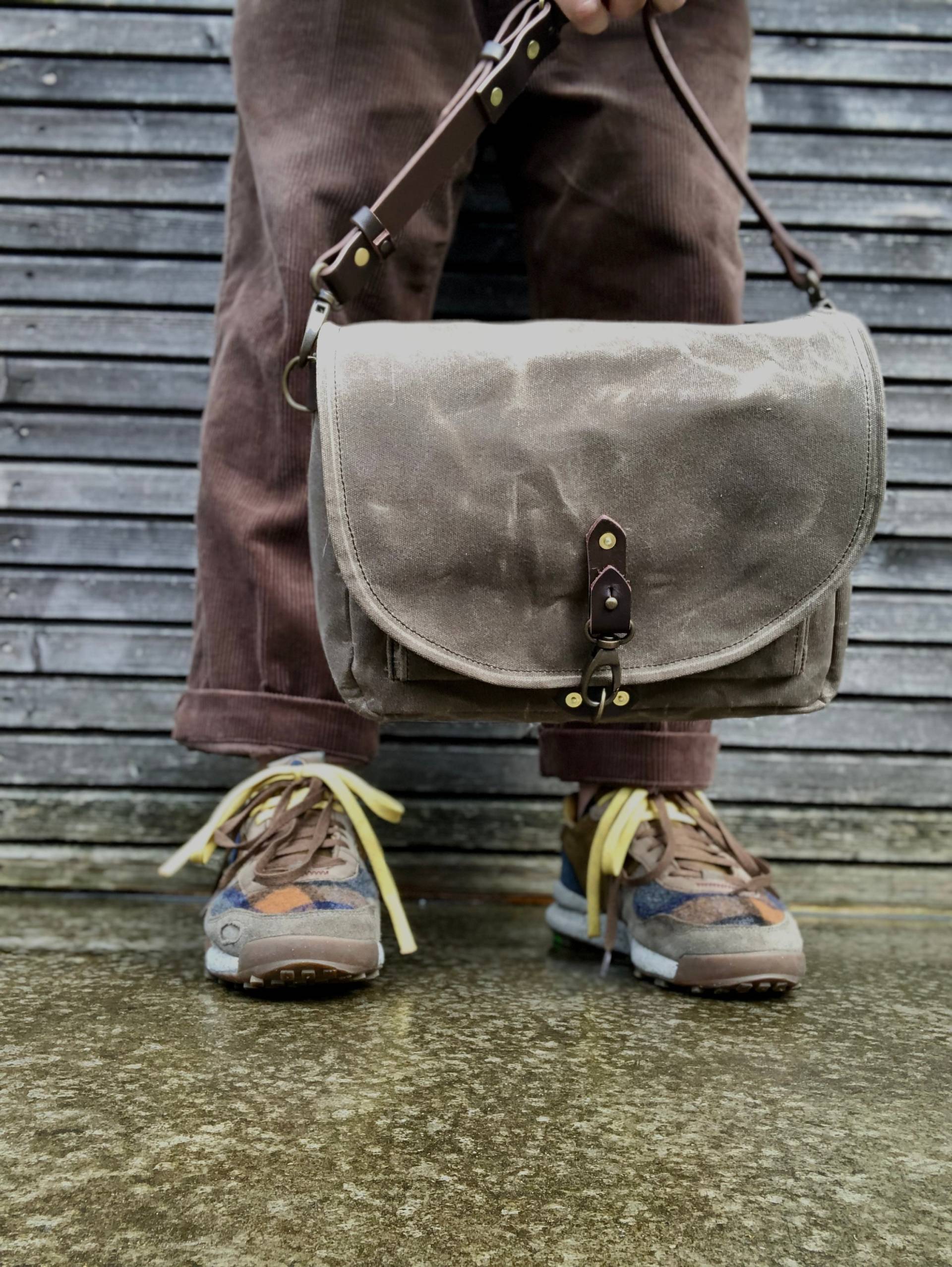 Musette Aus Gewachstem Canvas Mit Verstellbarem Schulterriemen Leder Und Verschlussklappe Mittlerer Größe von treesizeverse