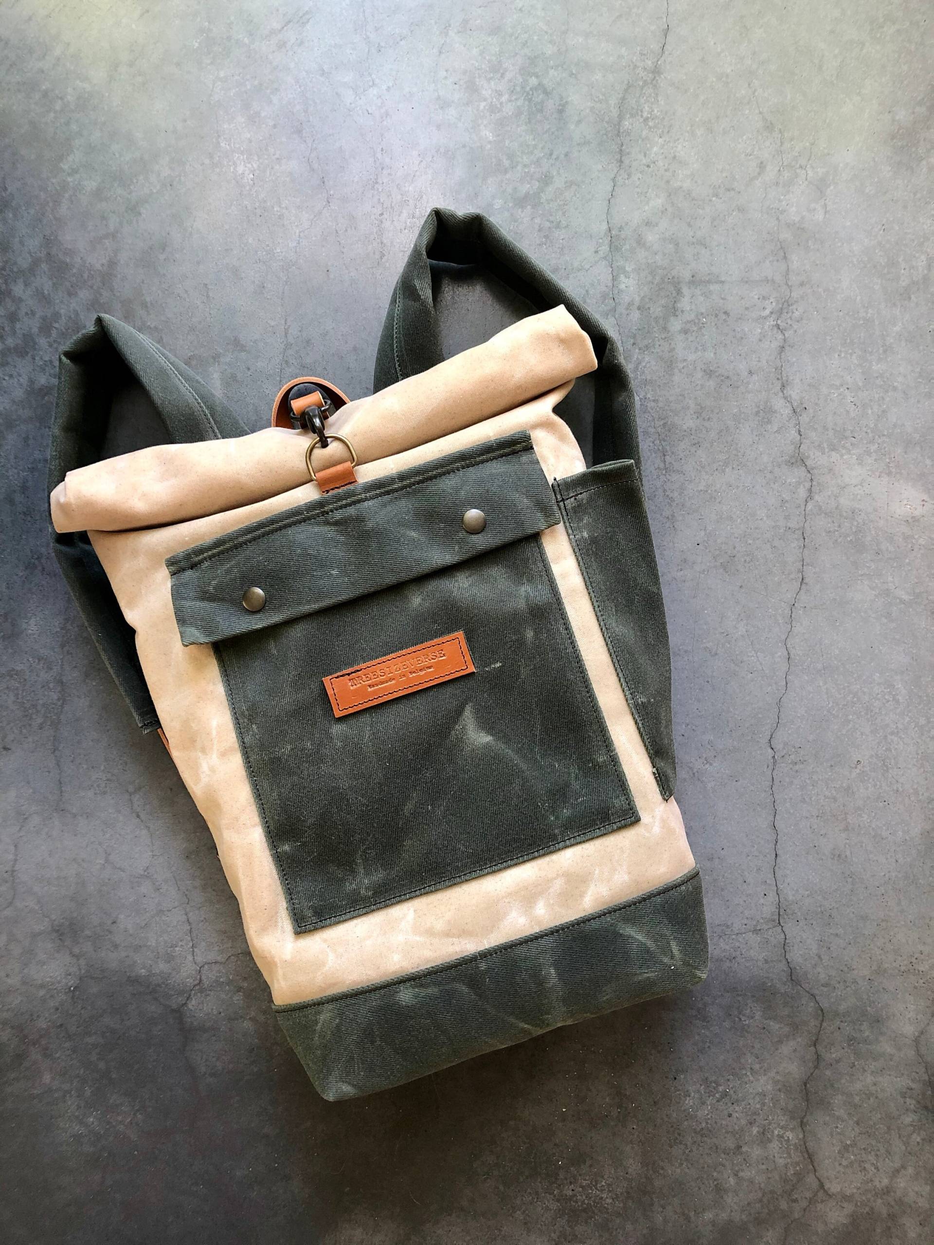 Natürlicher Und Olivgrüner Wasserdichter Gewachster Canvas Rucksack Mittelgroß Mit Gepolsterten Schulterriemen Wasserflaschenfach, Unisex Kollektion von treesizeverse