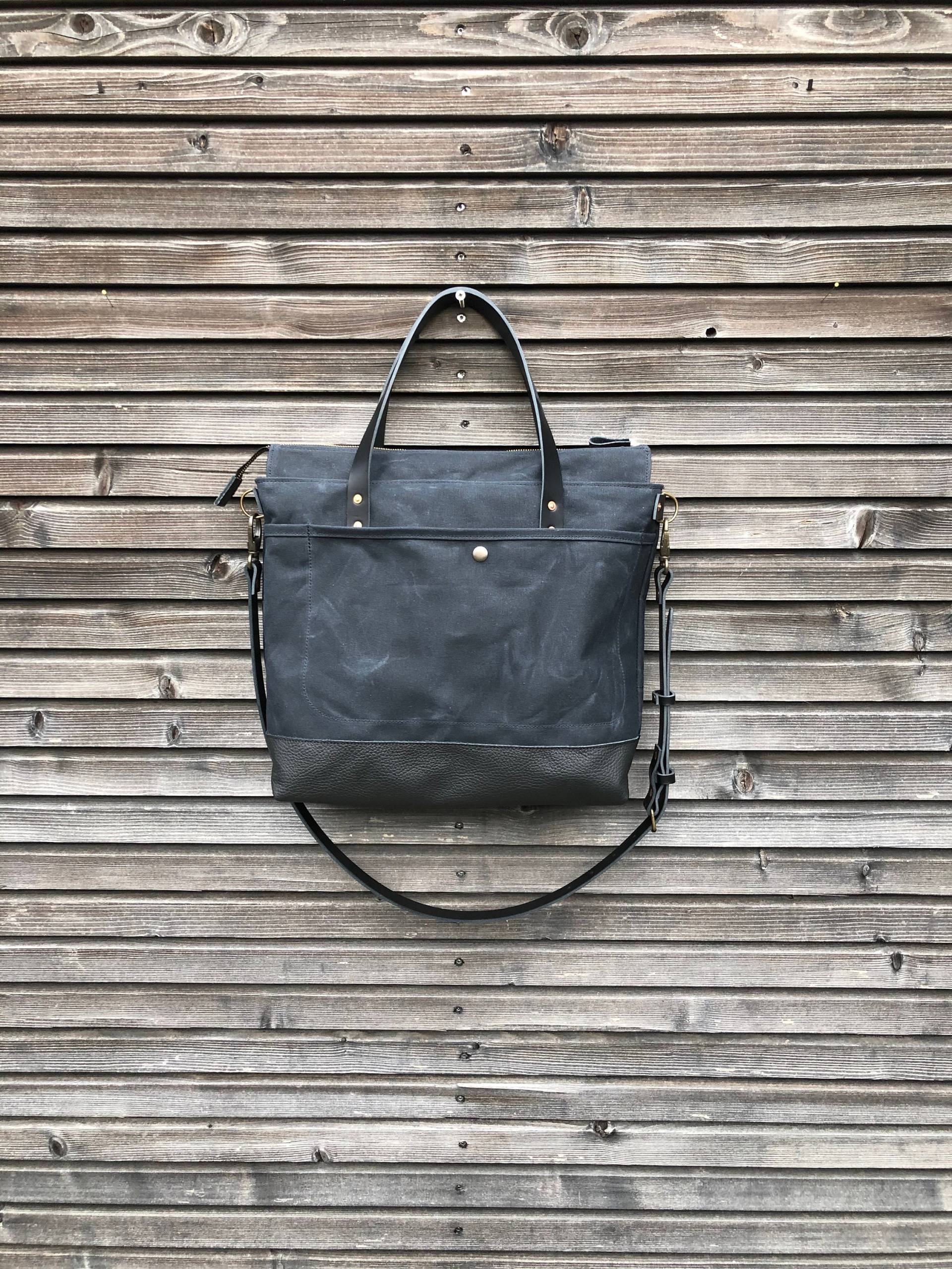 Schwarze Gewachste Canvas Ledertasche - Wickeltasche Mit Gepolstertem Laptopfach Kollektion Unisex von treesizeverse