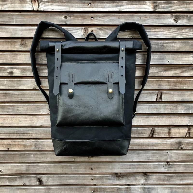 Rucksack Aus Schwarzem Gewachstem Canvas Mit Rollverschluss Und Lederboden Kollektion Unisex von treesizeverse