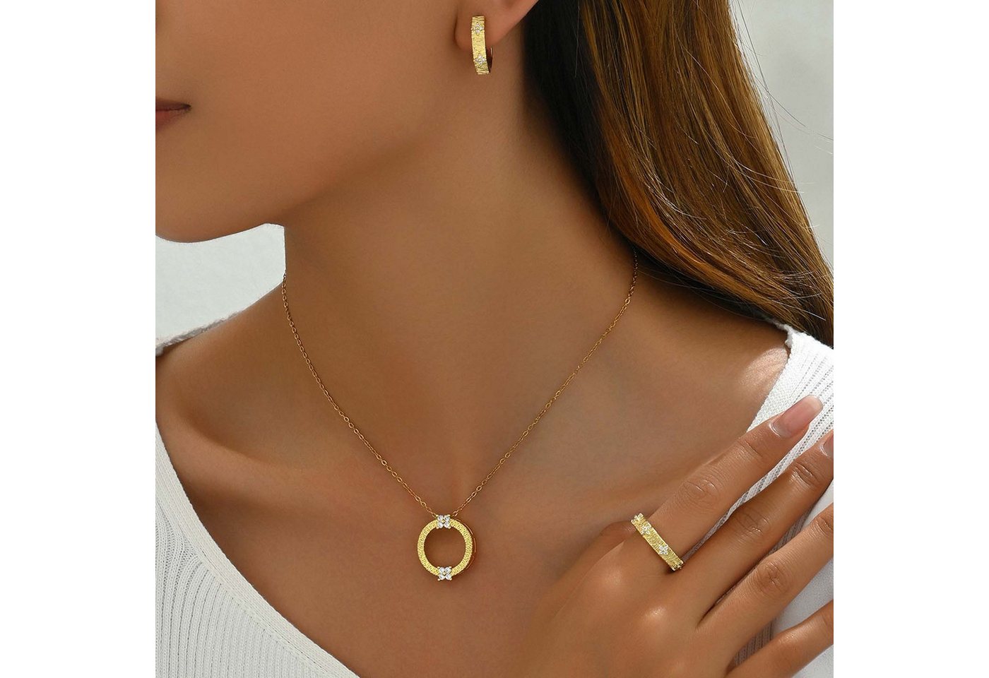 trends for living Schmuckset Schmuckset aus goldfarbener Halskette Ohrringen und Ringen, kreisförmigem Design strukturierter Oberfläche und Zirkon-Einlagen von trends for living