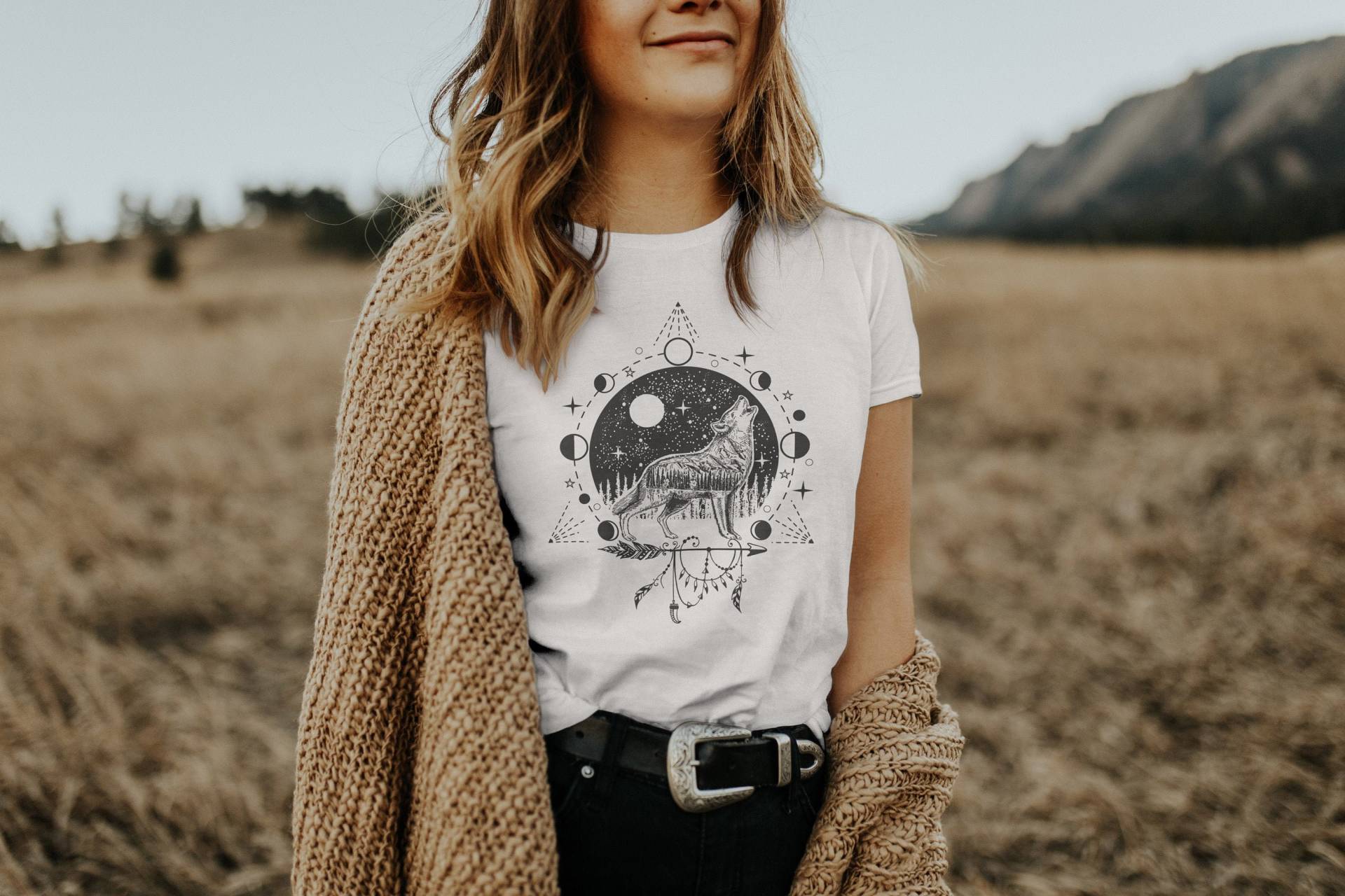 Hipster Wolf Shirt, Tier Heult Wolf, Tiere, Waldtiere Camping Natur Liebhaber T-Shirt von trendsyworld