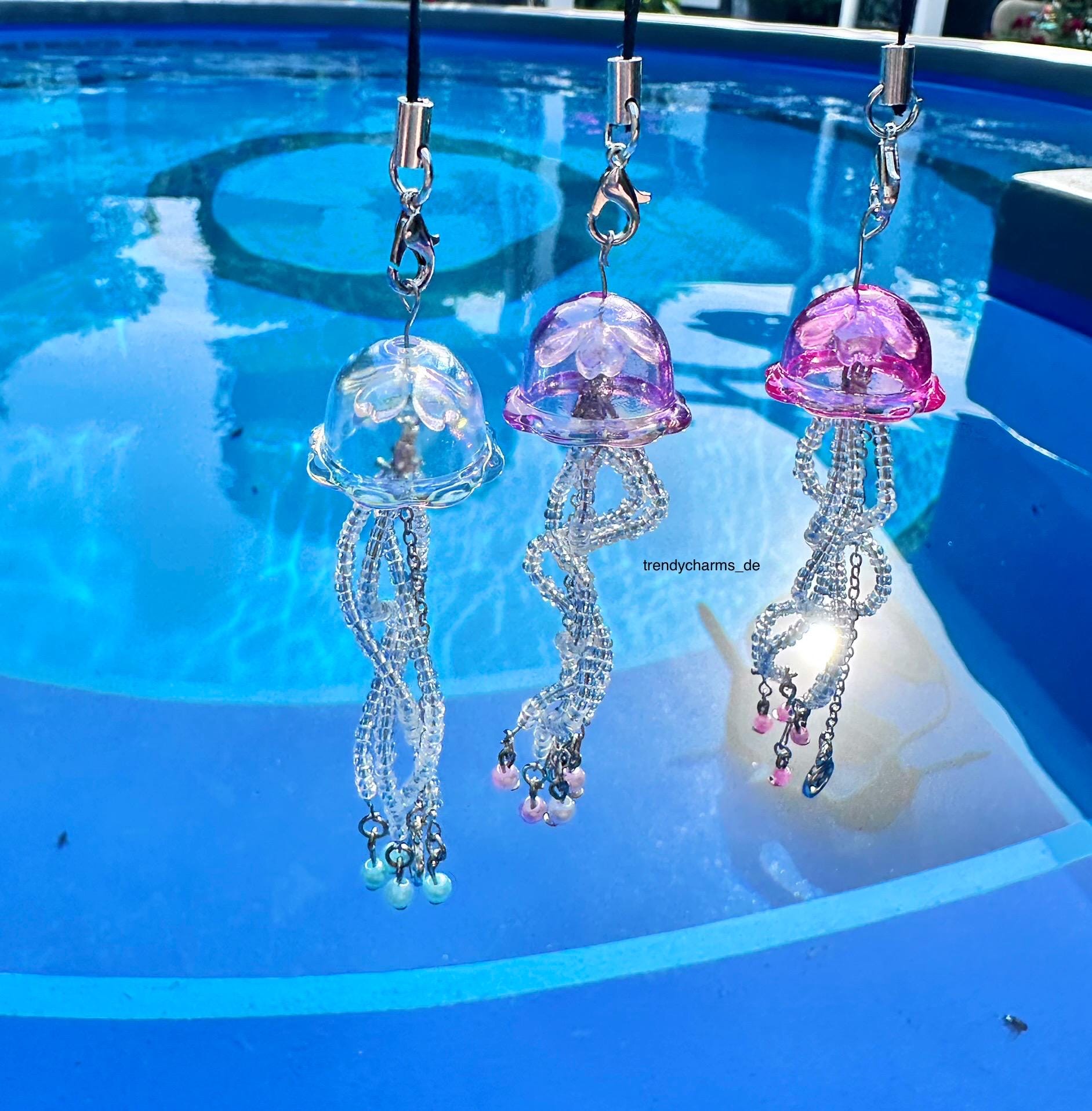Quallen Anhänger | Jellyfish Phone Charm Y2K Maritimer Handyanhänger Blau Rosa Lila| Geschenk Für Sie Ihn Sommerlicher Schmuck Ocean von trendycharmsde