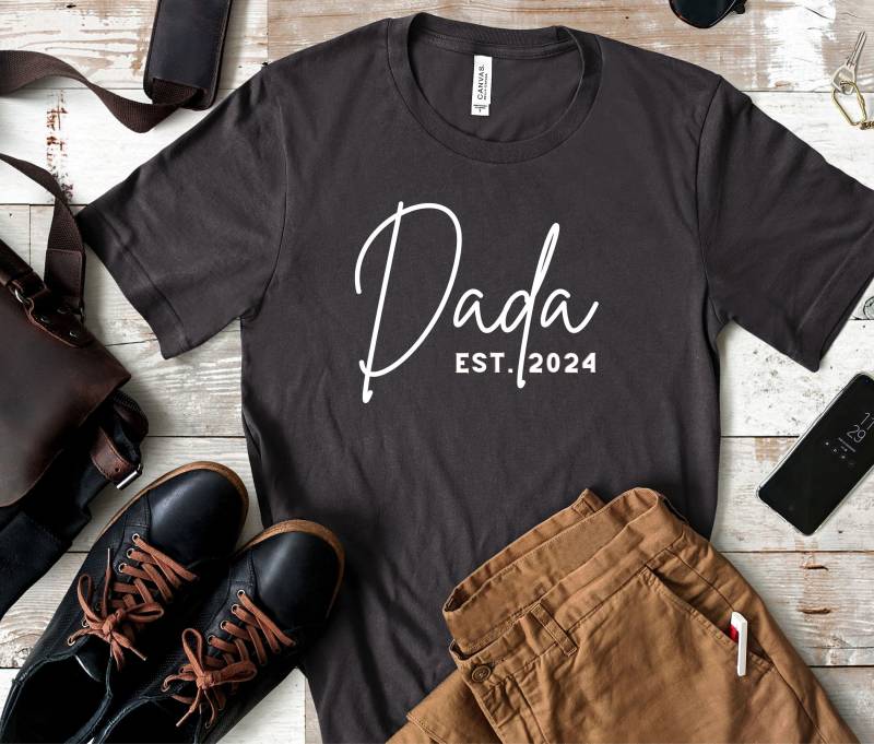 Dada Est 2024 Dieses Dada-Shirt Ist Ein Tolles Geschenk Für Papa Tolles Vatertagsshirt Oder New Dad Shirt von trendythreadsapparel