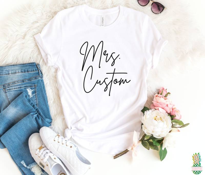 Frau Verlobte Personalisiertes Shirt. Großes Geschenk Für Braut Flitterwochen-Shirts Oder Brautpartygeschenk von trendythreadsapparel