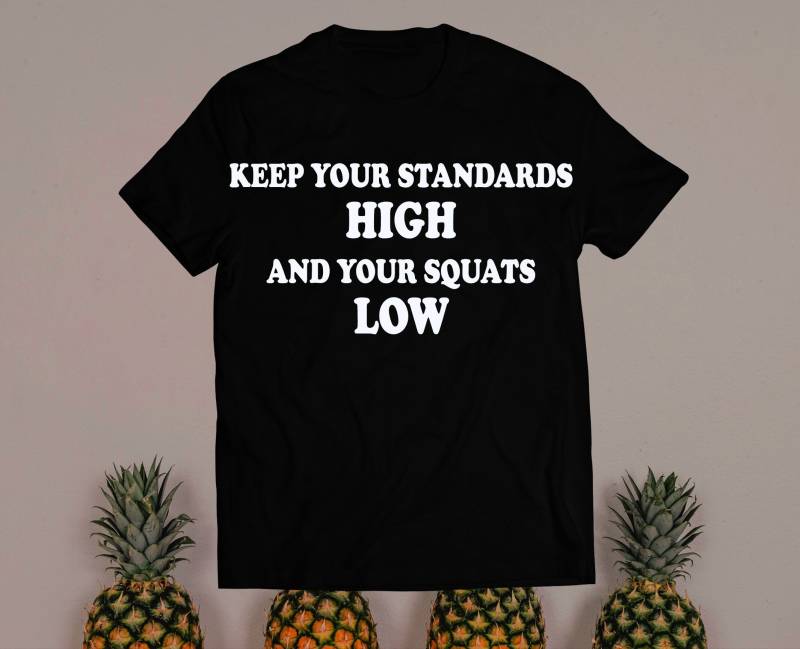 Halten Sie Ihre Standards Hoch, Und Kniebeugen Niedrigdieses Inspirierende Zitat Squat-Shirt Ist Ein Lustiges Workout-Shirt, Tolles Fitness-Shirt von trendythreadsapparel
