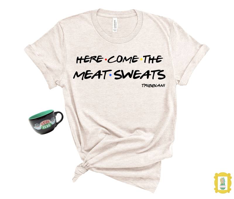 Hier Kommen Die Meat Sweats Mit Familienname Signatur. Dieses Lustige Friends T-Shirt Ist Ein Lustiges Thanksgiving-Shirt Oder Freunde-T-Shirt von trendythreadsapparel