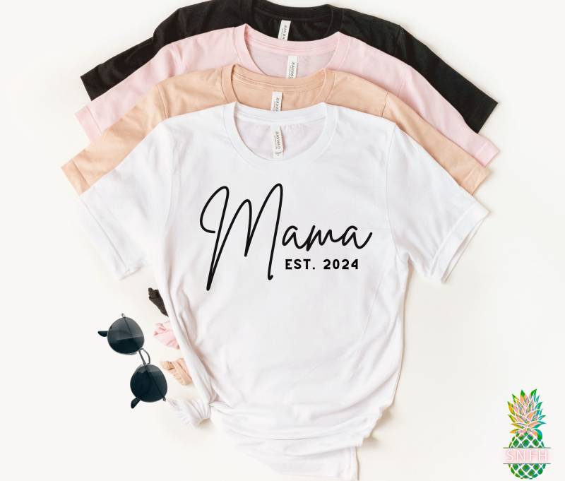 Mama Est 2024. Passen Sie Das Jahr An. Tolles Geschenk Für Oder Schwangerschaftsankündigung Neues Geschenk von trendythreadsapparel