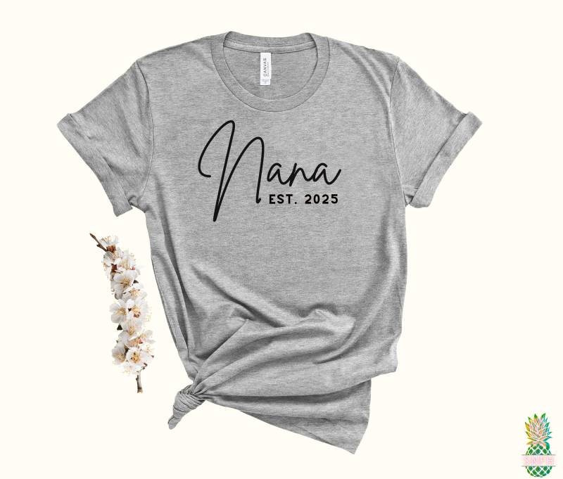 Nana Est 2025 Dieses Oma-Shirt Ist Ein Tolles Geschenk Für Oma Oder Oma. Jahreszahl Besonders Anfertigen Tolles Muttertagsgeschenk von trendythreadsapparel