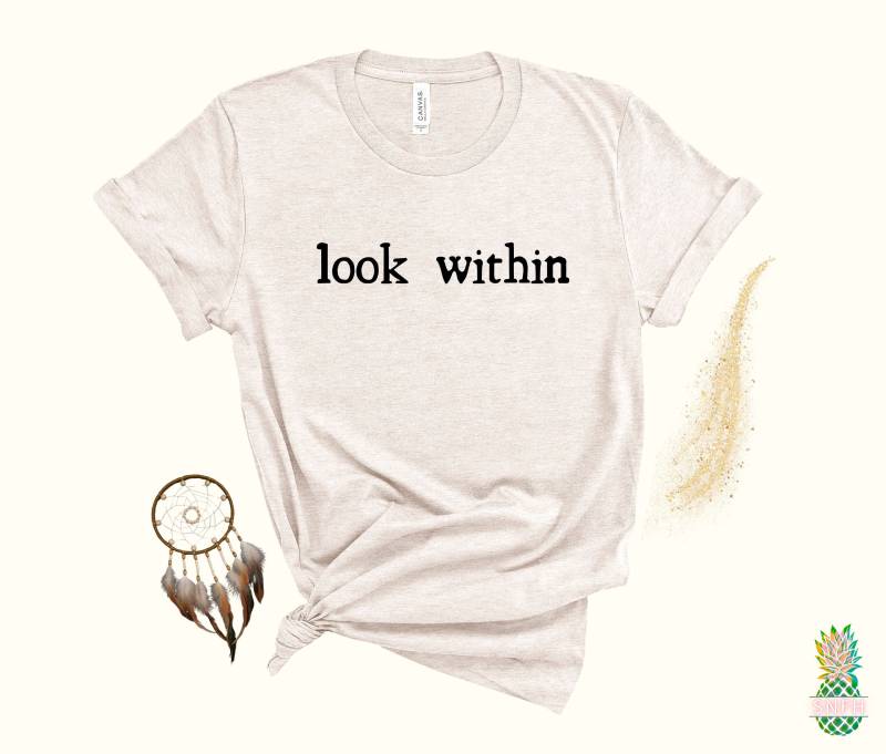 Schau Nach Innen Dieses Motivations-Shirt Ist Ein Tolles Geschenk Für Die Persönliche Entwicklung Inspirierendes Shirt von trendythreadsapparel