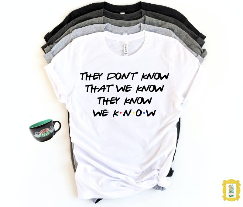 Sie Wissen Nicht, Dass Wir Wissen, Sie Es Wissen Dieses Lustige Friends T-Shirt Ist Ein Echter Hingucker Und Für Freunde-Fans von trendythreadsapparel
