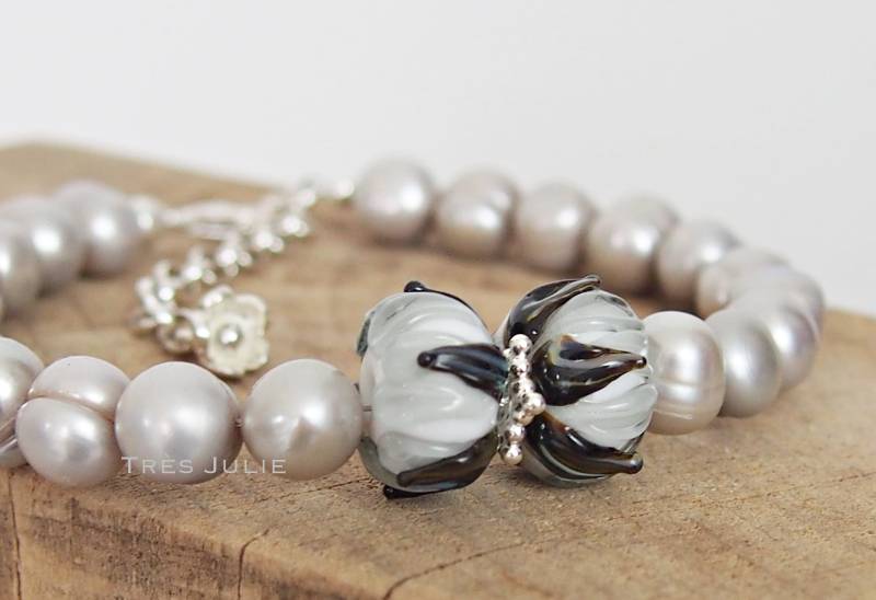 Perlenarmband, Lampwork, Grau, 925Er Silber, Echte Perlen, Armband, Blütenperlen, Zuchtperlen von tresjulieHamburg