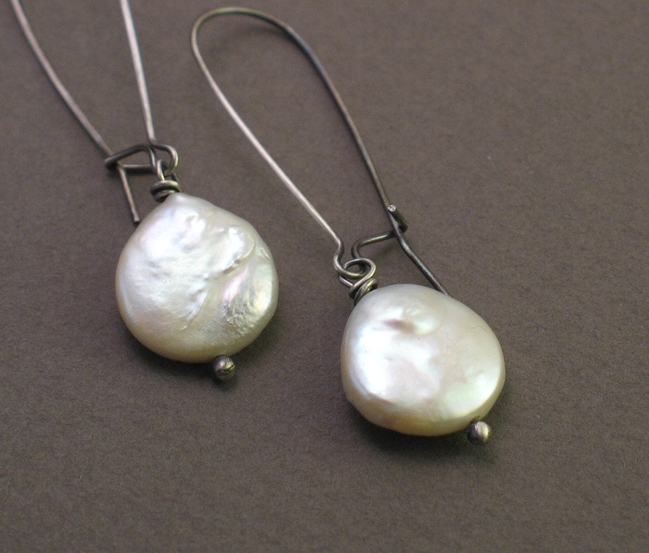 Elfenbein Münze Perlen Ohrringe Lange Oxidiertes Sterling Silber Ohrhaken Laura Elfenbein Münze Perlen Ohrringe Lange Oxidiertes Sterling Silber Ohrhaken Laura von trillium
