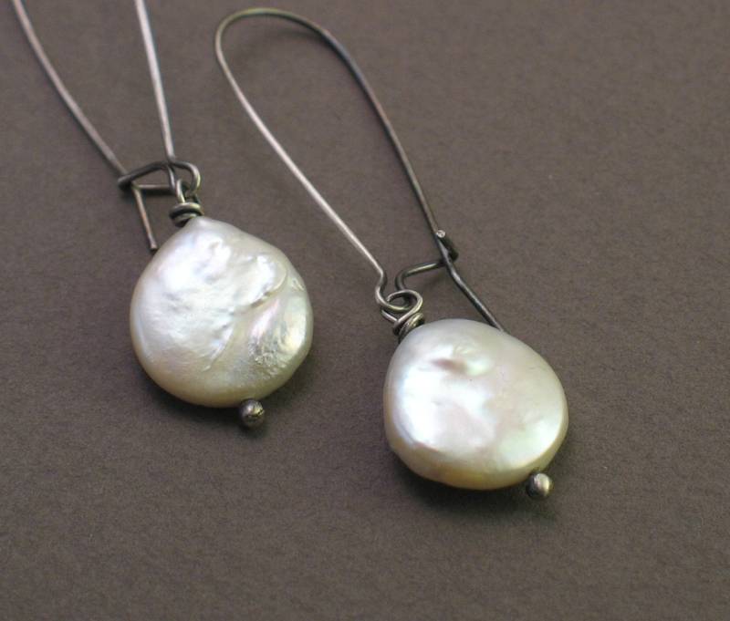 Elfenbein Münze Perlen Ohrringe Lange Oxidiertes Sterling Silber Ohrhaken Laura Elfenbein Münze Perlen Ohrringe Lange Oxidiertes Sterling Silber Ohrhaken Laura von trillium