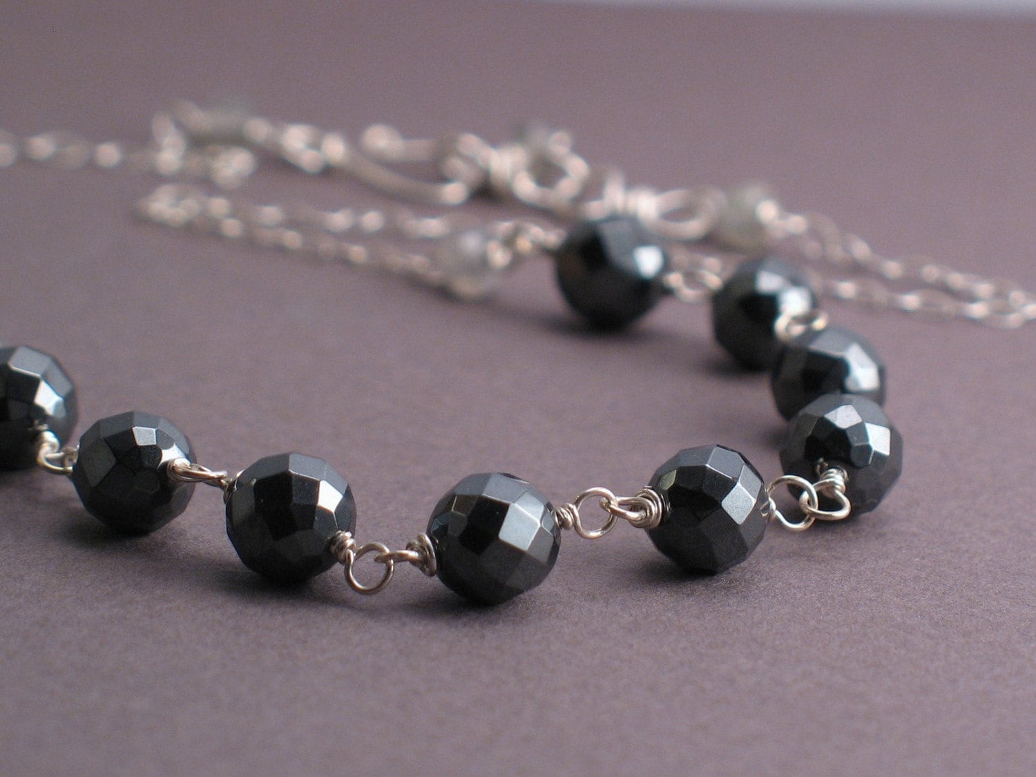 Hämatit Kette Facettierte Dunkel Graue Edelsteine, Sterling Silber Kette, Goth Edwardian Style Mina Hämatit Kette Facettierte Dunkel Graue Edelsteine, Sterling Silber Kette, Goth Edwardian Style Mina von trillium