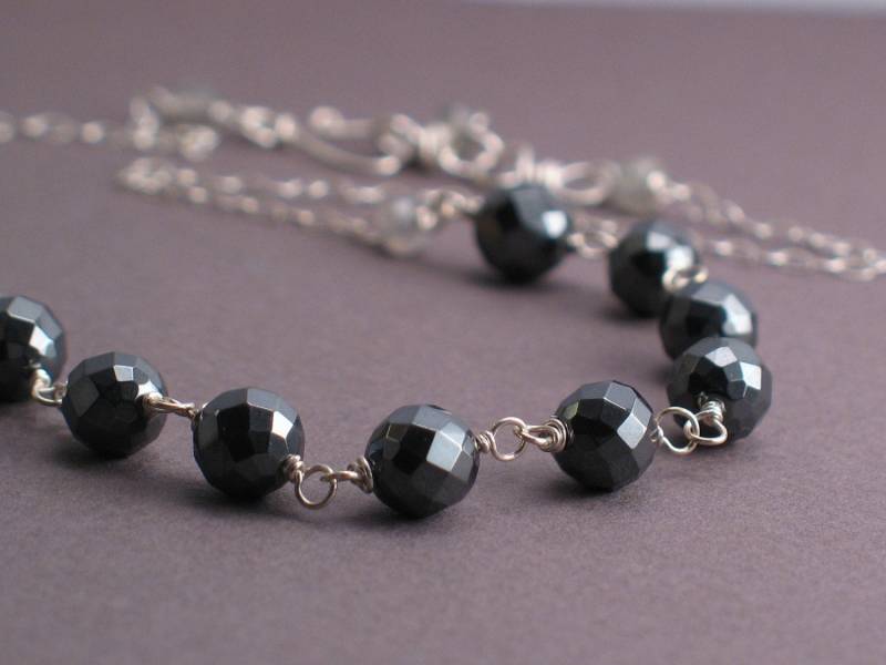Hämatit Kette Facettierte Dunkel Graue Edelsteine, Sterling Silber Kette, Goth Edwardian Style Mina Hämatit Kette Facettierte Dunkel Graue Edelsteine, Sterling Silber Kette, Goth Edwardian Style Mina von trillium