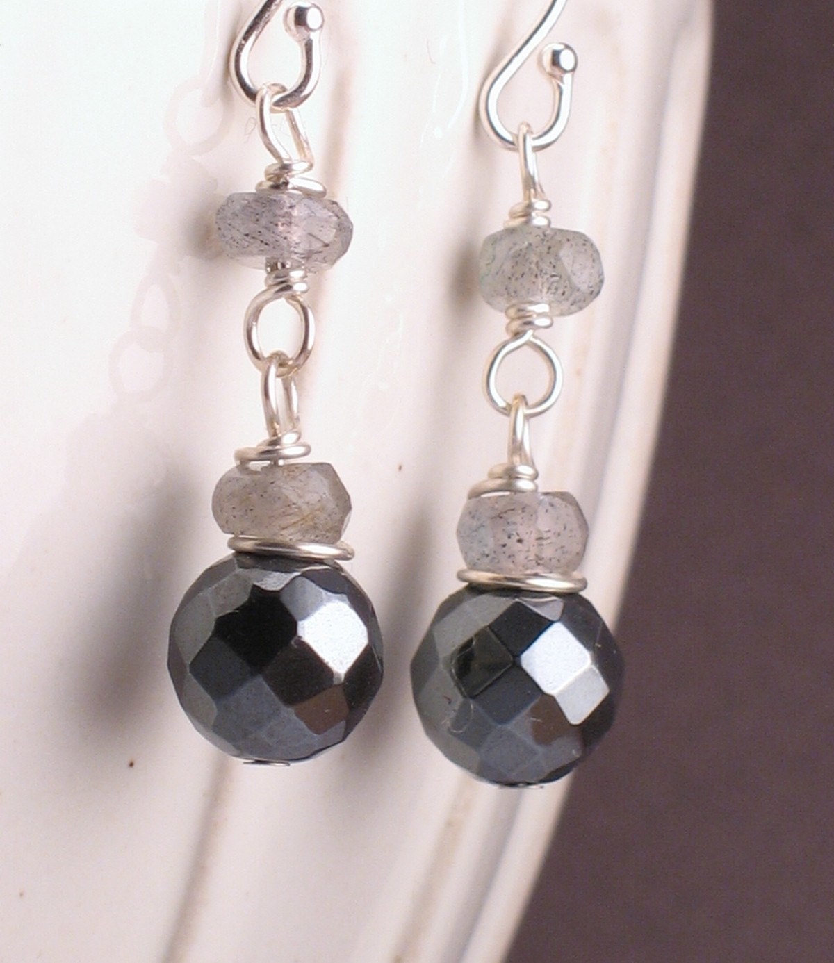 Mina - Facettierte Hämatit Ohrringe Mit Labradorit An Sterling Silber Mina - Facettierte Hämatit Ohrringe Mit Labradorit An Sterling Silber von trillium