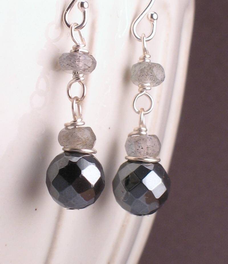 Mina - Facettierte Hämatit Ohrringe Mit Labradorit An Sterling Silber Mina - Facettierte Hämatit Ohrringe Mit Labradorit An Sterling Silber von trillium