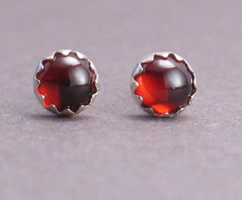 Granat Ohrstecker Weinrote Edelsteine 4 Mm, Sterling Silber Granat Ohrstecker Weinrote Edelsteine 4 Mm, Sterling Silber von trillium