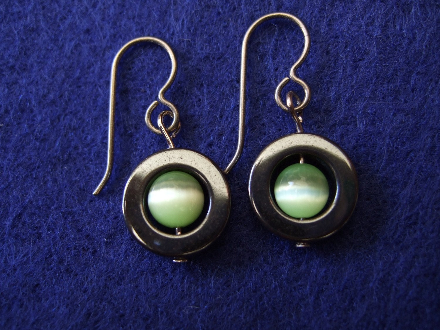 Celery Green Fibre Optic Center Tizianium Ohrringe Hämatit Kreis Handarbeit in Neufundland Optimismus Alaska Black Diamond von trinityrocks