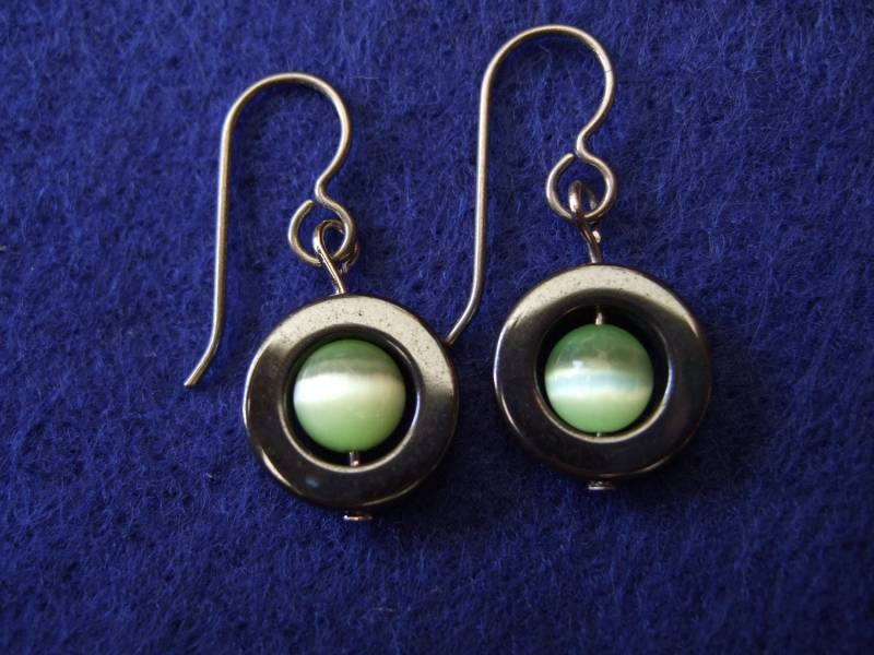 Celery Green Fibre Optic Center Tizianium Ohrringe Hämatit Kreis Handarbeit in Neufundland Optimismus Alaska Black Diamond von trinityrocks