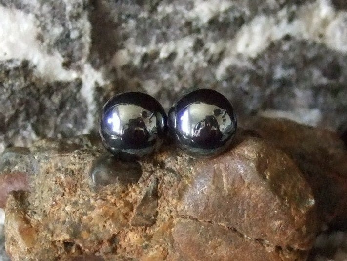 Glänzende 10 Mm Hämatit Ohrstecker Ohrringe Titanium Post Und Clutch Hypo Allergenic Handmade in Neufundland Yang Alaska Black Diamond von trinityrocks