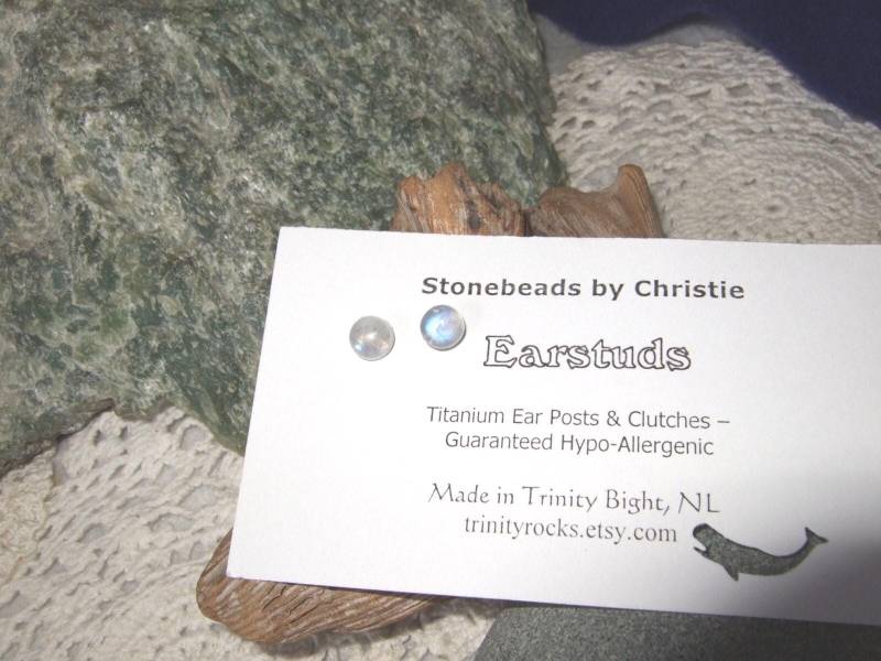 Längere Beiträge Regenbogen Mondstein Blauton 6 Mm Ohrstecker Ohrringe Titanium Post Und Clutch Hypo Allergenic Icy Cool von trinityrocks