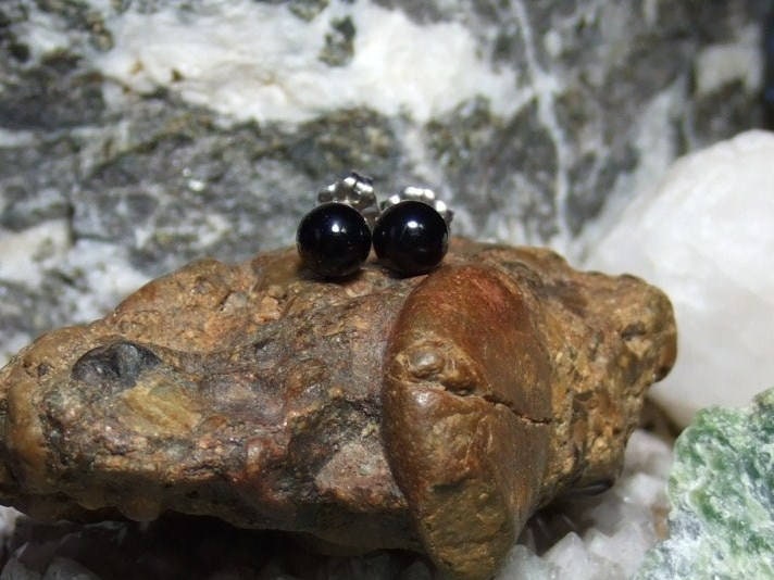 Lange Schwarze Onyx 6mm Runde Ohrstecker Ohrringe Titan Post & Clutch Hypo Allergene Handarbeit in Neufundland Chalcedon von trinityrocks