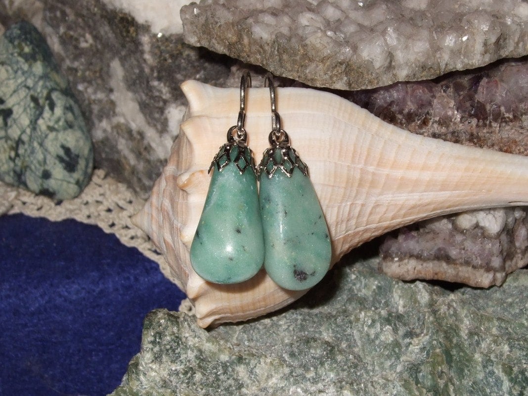 Neufundland Natürliche Virginit Ohrringe Handarbeit in Titanium Empfindliche Ohren Ultra Mafic von trinityrocks