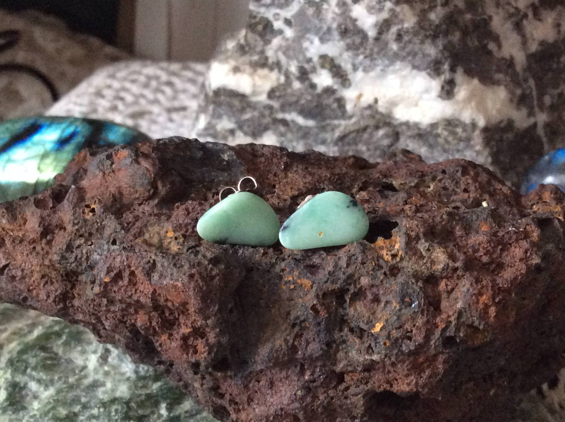 Neufundland Natural Virginit Ohrstecker Ohrringe Handarbeit in Titanium Post & Clutch Empfindliche Ohren Ultra Mafic von trinityrocks