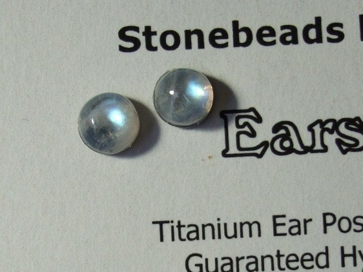 Regenbogen Mondstein Blau Tint 6mm Ohrstecker Ohrringe Länger Titan Post & Clutch Hypoallergen Handmade in Neufundland Icy Cool von trinityrocks