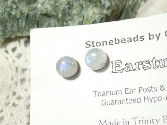 Regenbogen Mondstein Blaufärbung 8 Mm Ohrstecker Ohrringe Titan Post Und Kupplung Hypoallergen Handmade in Neufundland Icy Cool von trinityrocks