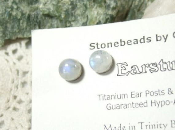 Regenbogen Mondstein Blaufärbung 8 Mm Ohrstecker Ohrringe Titan Post Und Kupplung Hypoallergen Handmade in Neufundland Icy Cool von trinityrocks