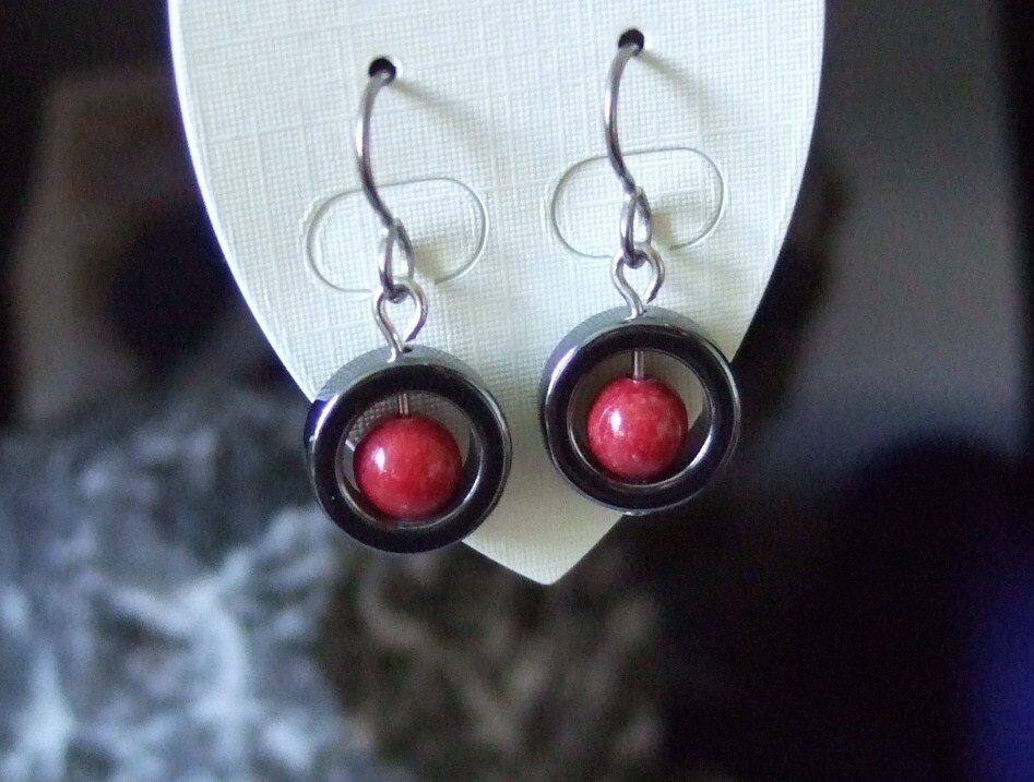 Rotquarz Center Titianium Ohrhaken Hämatit Kreis Handgemacht in Neufundland Optimismus Alaska Black Diamond Hypo Allergenic von trinityrocks