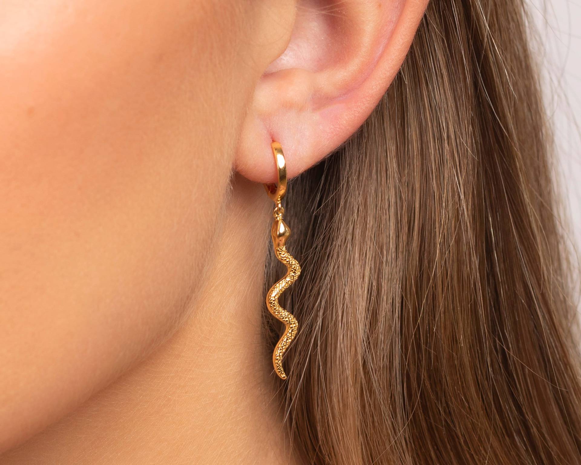 Gold Schlange Huggie Creolen Sterling Silber Charm Anhänger von triumjewelry