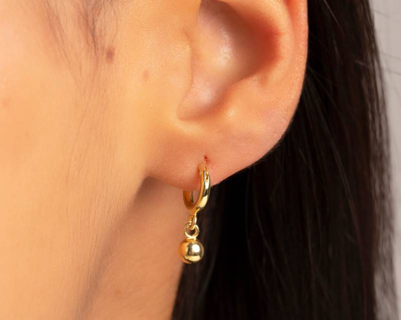 Huggie Hoop Ohrringe Für Damen Mit Baumelndem Ball Anhänger Aus Vergoldetem 925 Sterling Silber von triumjewelry