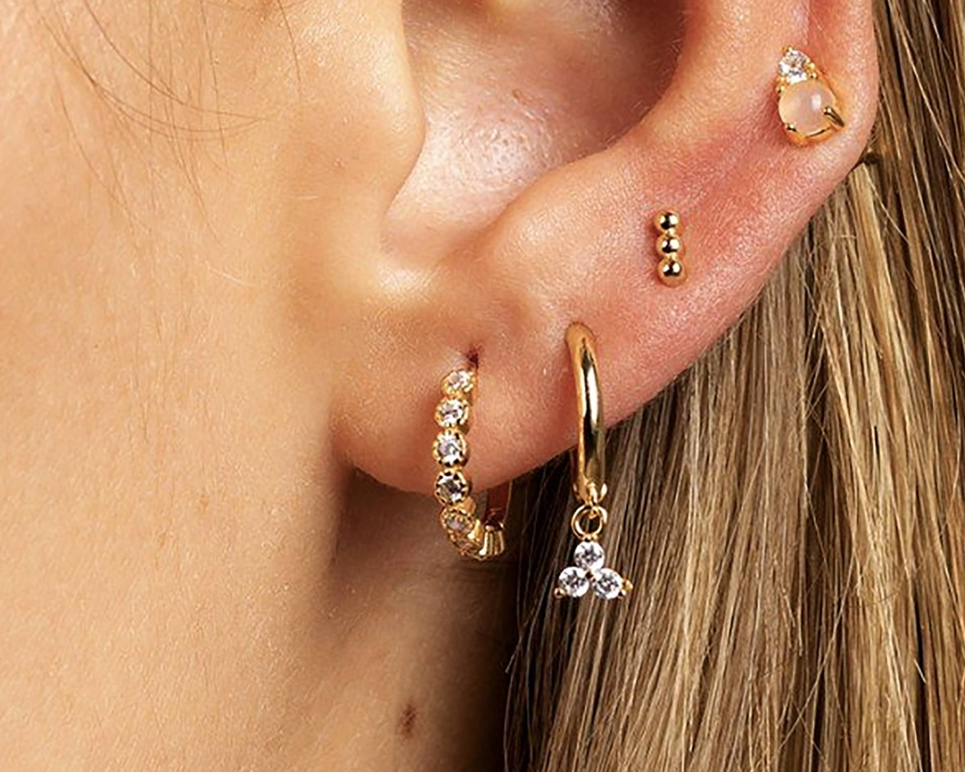 Vergoldete Sterlingsilber Huggie Hoop Ohrringe Zierliche Cz Lünette von triumjewelry