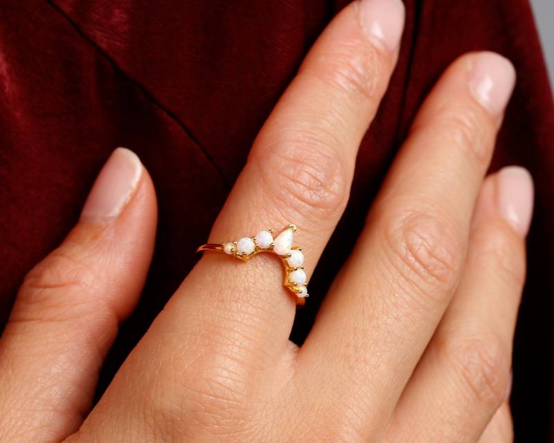 Zarter Opal Ring 18K Vergoldeter Sterling Silber Stapelring von triumjewelry