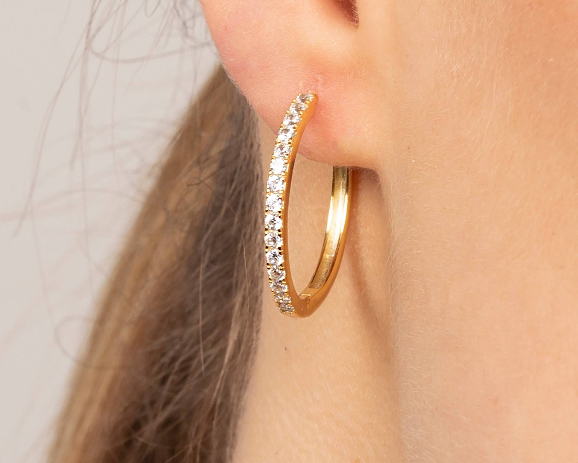 Zierliche Cz Creolen 18K Gold Sterling Silber Pave Creolen von triumjewelry