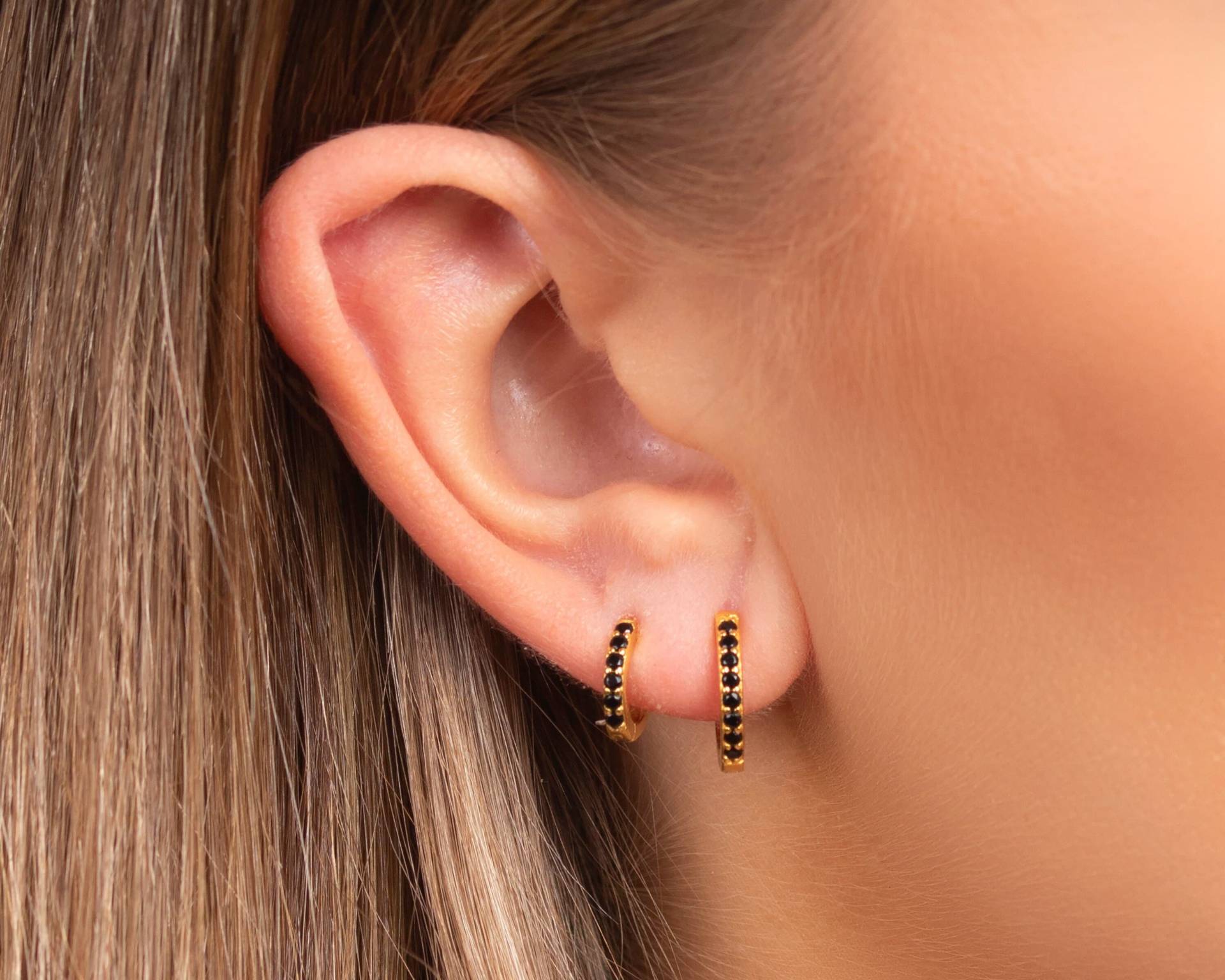 Zierliche Schwarze Cz Huggie Creolen 18K Vergoldetes Sterling Silber von triumjewelry