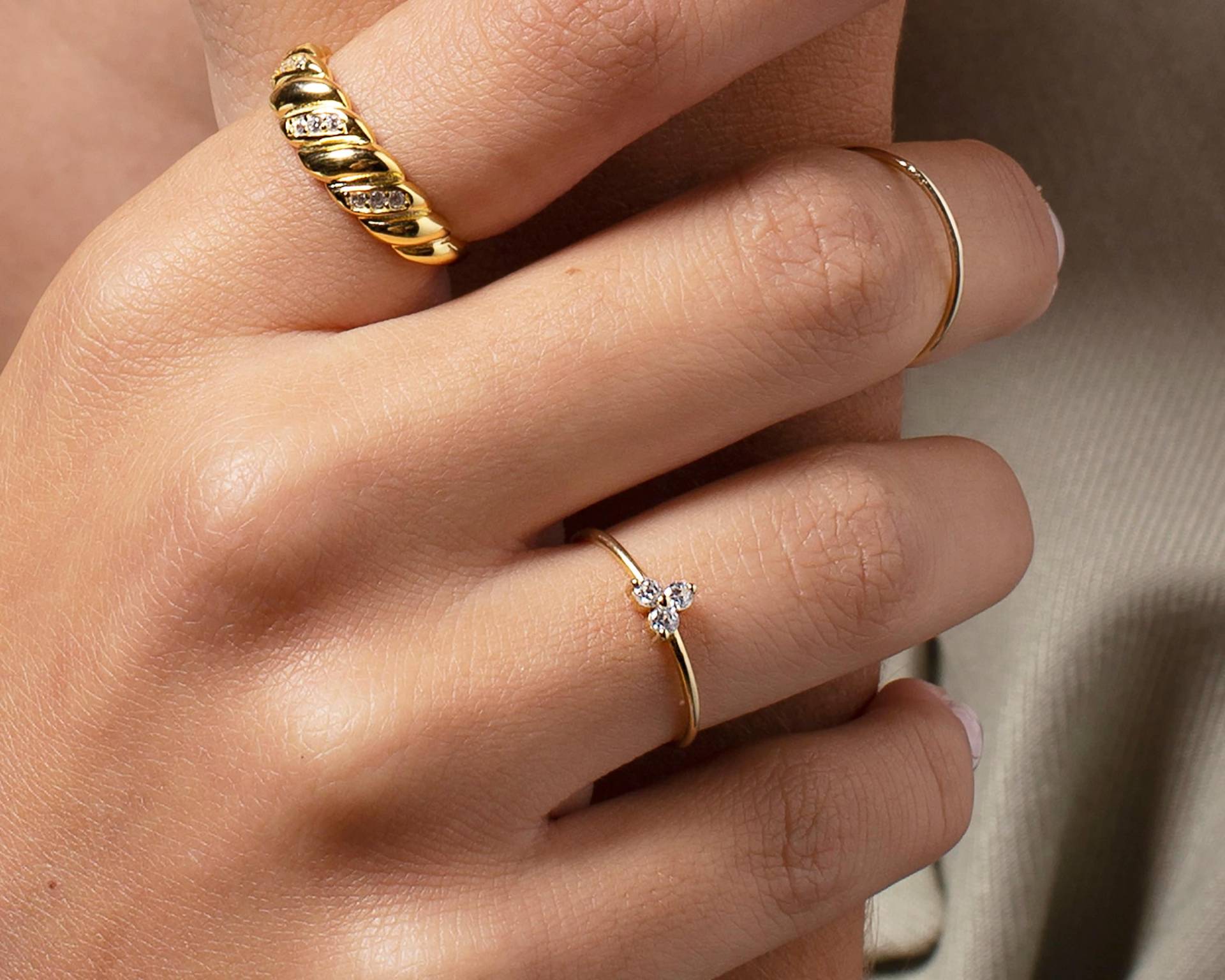 Zierlicher Cz Blumenring 18K Vergoldetes Sterlingsilber von triumjewelry